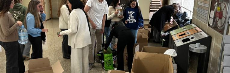 Alumnos en la recogida de ayuda para Valencia 2024